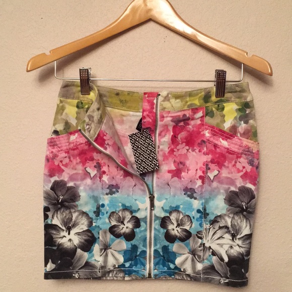 H&M Dresses & Skirts - H AND M FLORAL FUN MINI SKIRT H&M Dresses & Skirts - H AND M FLORAL FUN MINI SKIRT